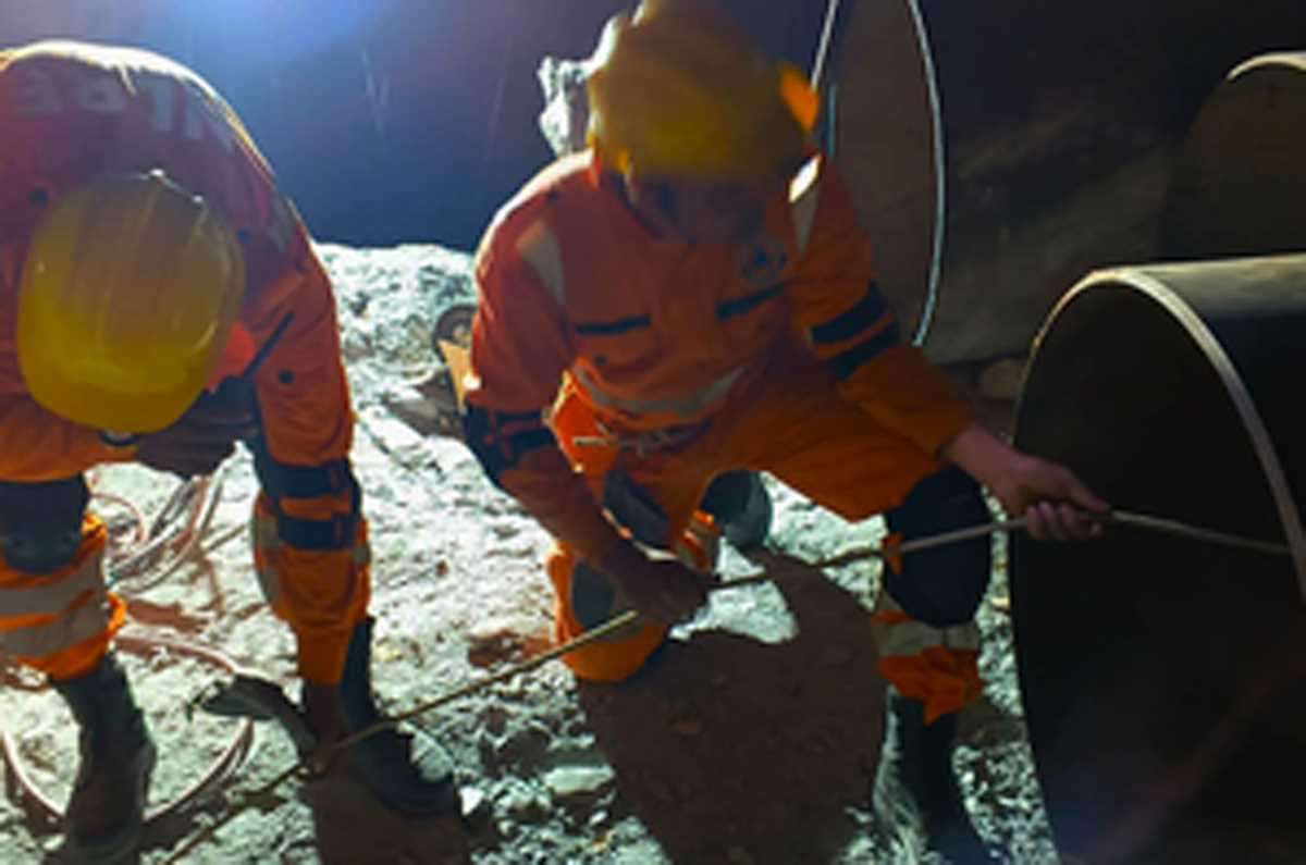 उत्तरकाशी बचाव अभियान : सुरंग में पहुंचा पका हुआ भोजन और फल